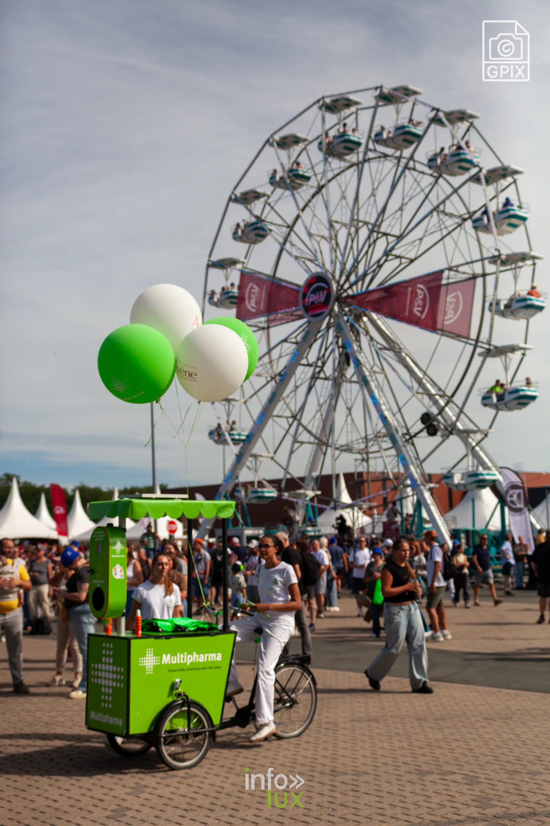 La grande roue et un triporteur Multipharma sur le site du festival