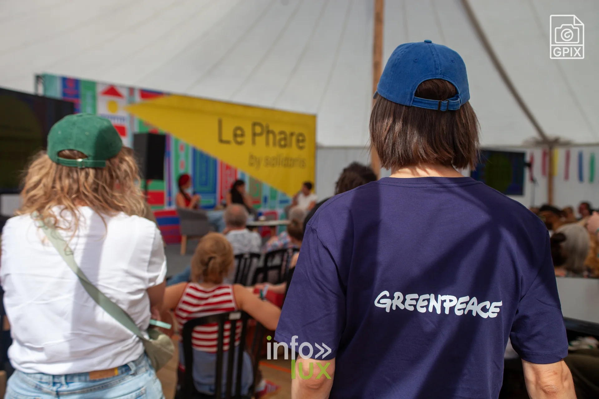 Le chapiteau Le Phare de Solidaris et un t-shirt Greenpeace