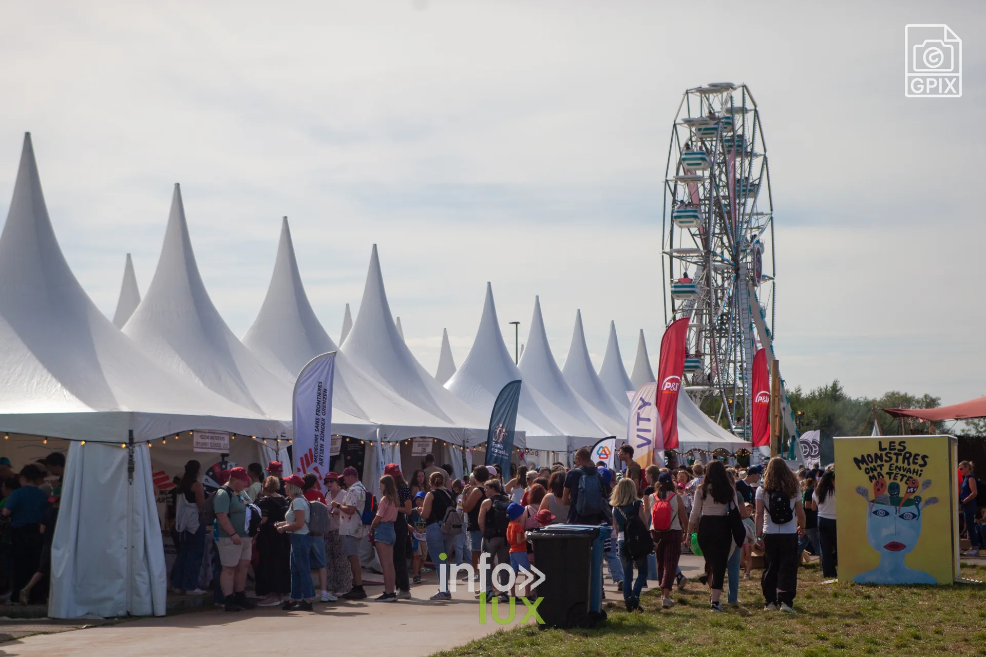 Vue panoramique des chapiteaux blancs et de la grande roue