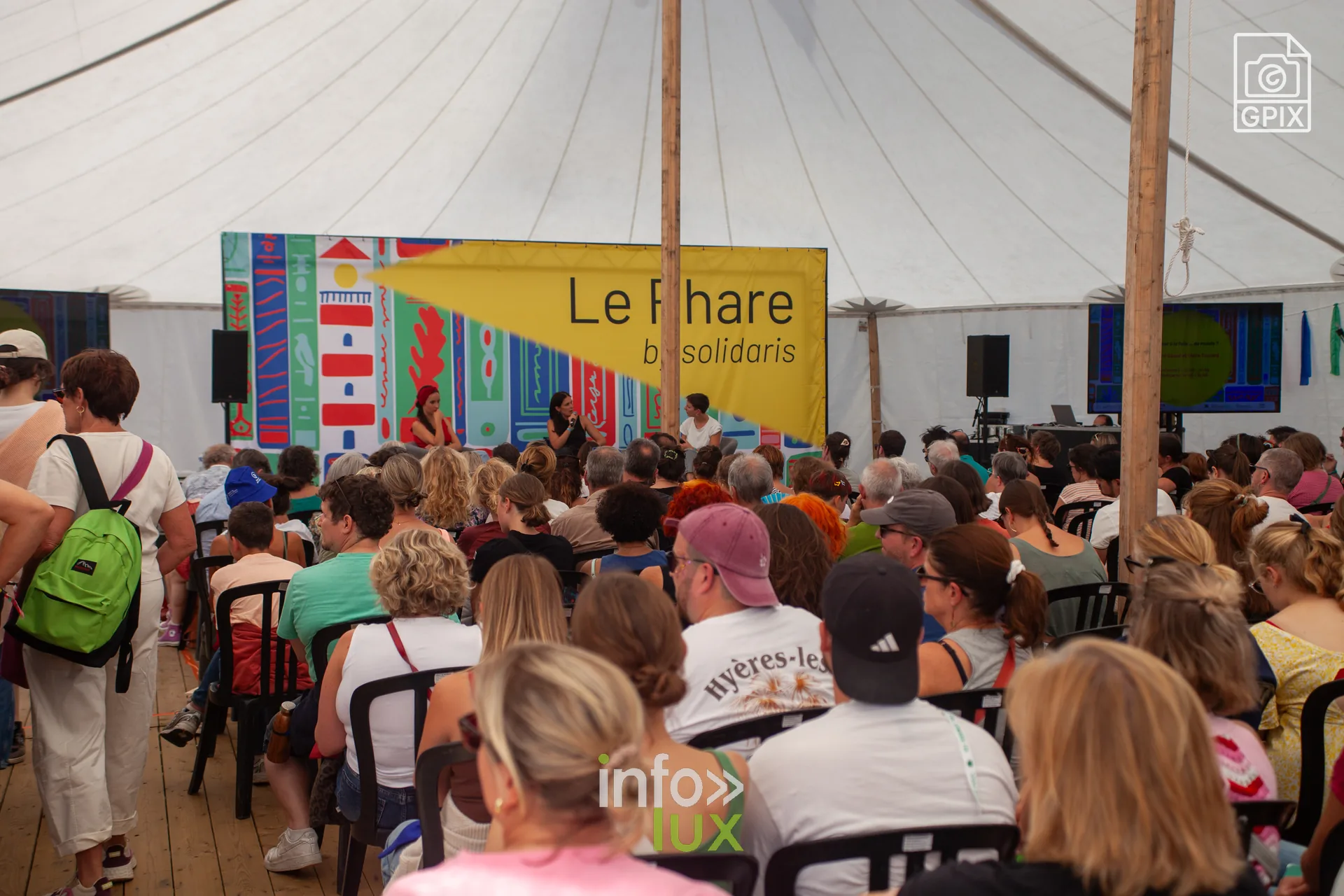 La foule sous le chapiteau Le Phare aux Solidarités