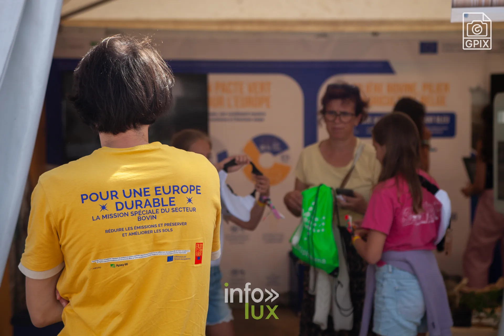 Un t-shirt « Pour une Europe durable » sur un stand associatif