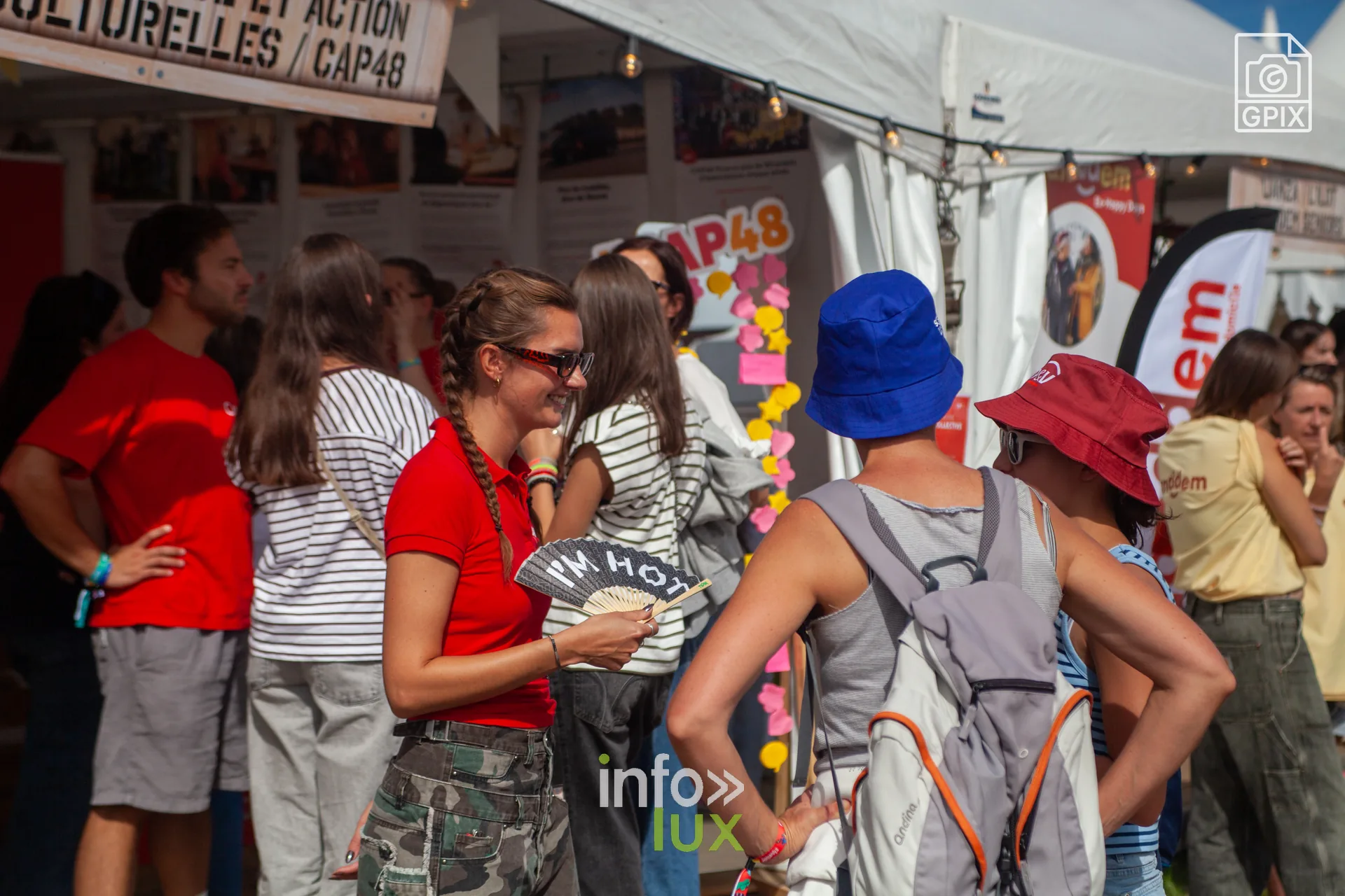 Le stand CAP48 entouré de visiteurs aux Solidarités