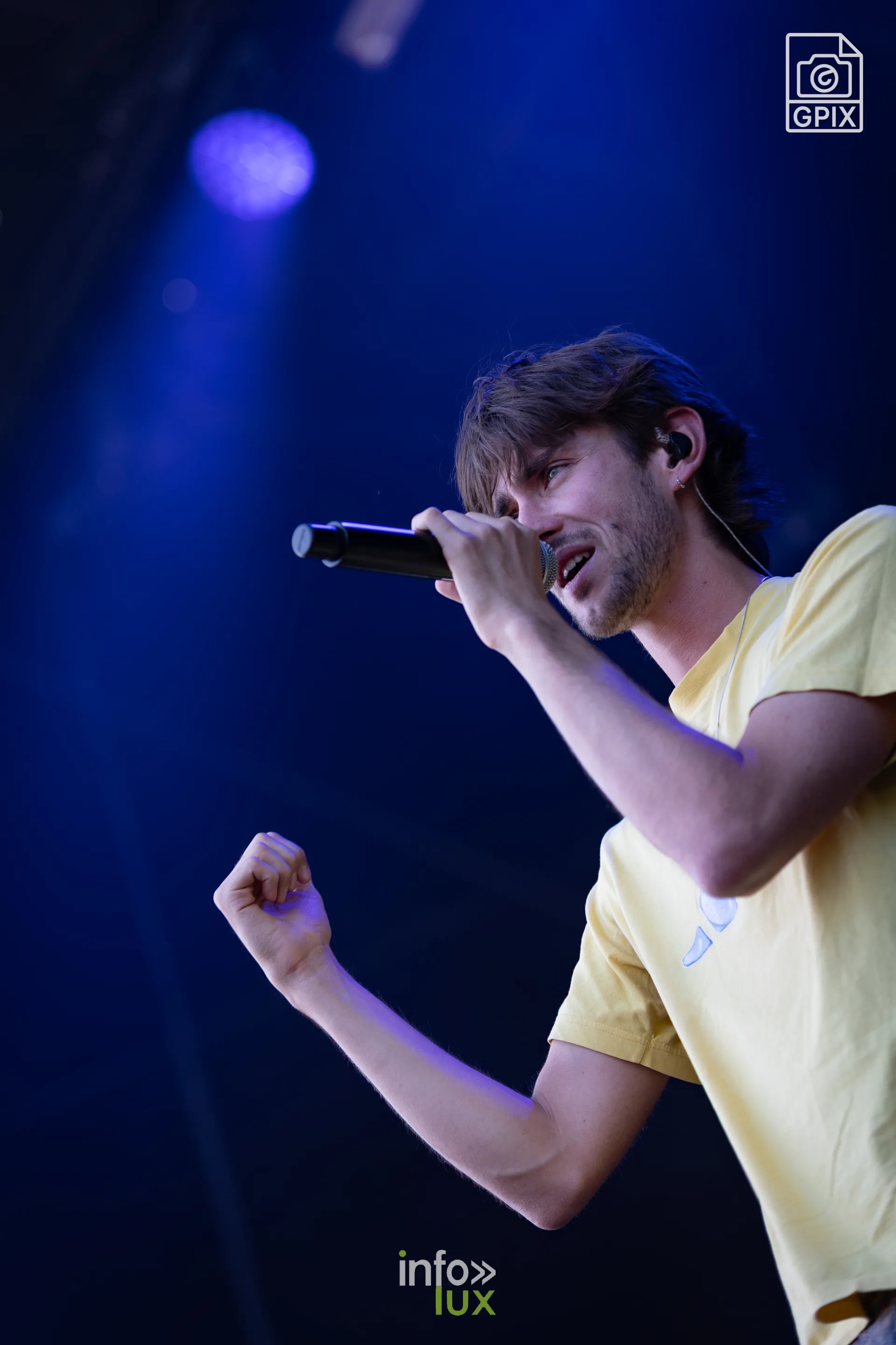 Diego poing levé pendant son concert aux Solidarités