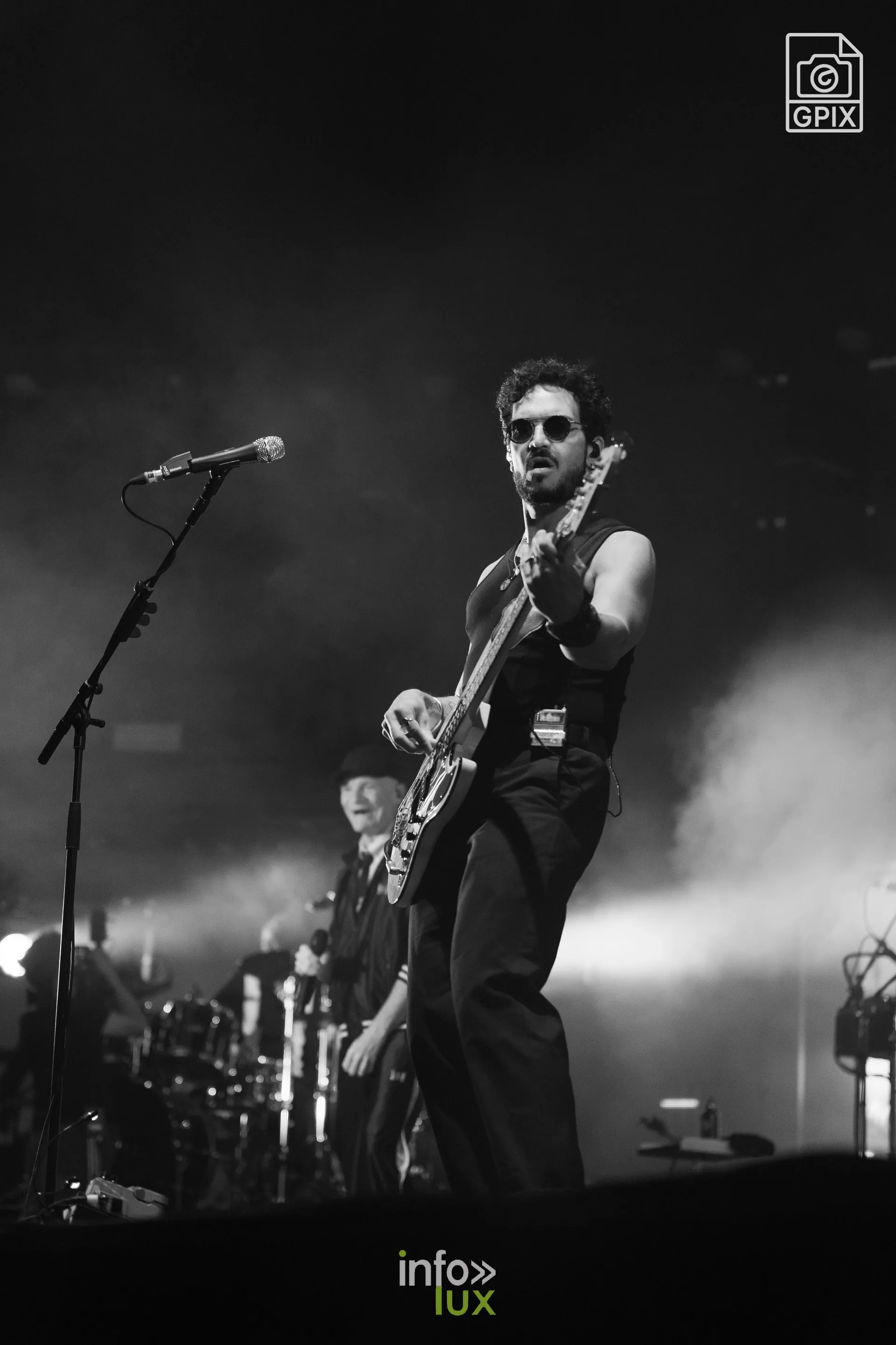 Gaëtan Roussel et son guitariste en noir et blanc