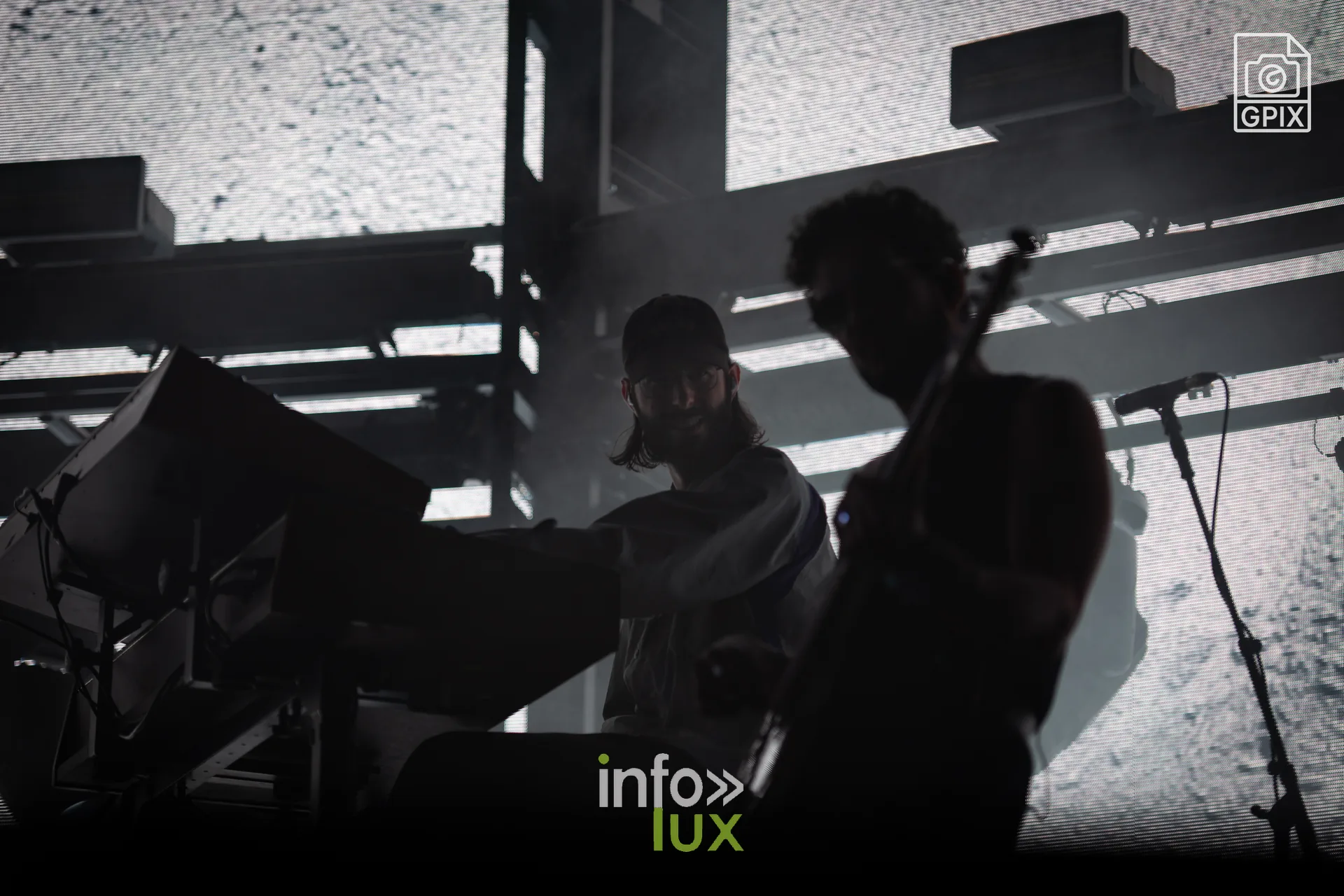 Silhouettes des musiciens à contre-jour sur la scène