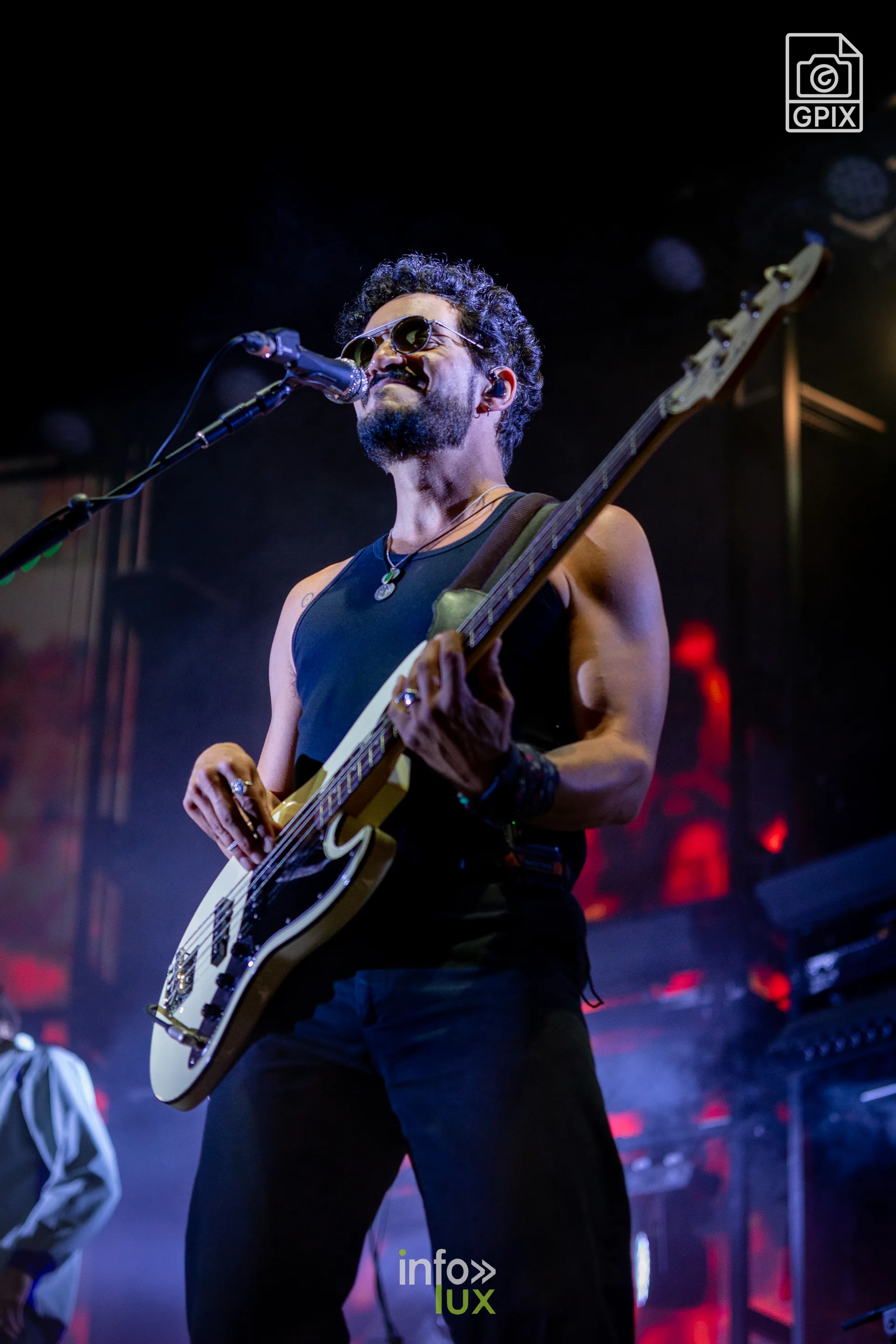 Un guitariste du groupe de Gaëtan Roussel sur scène