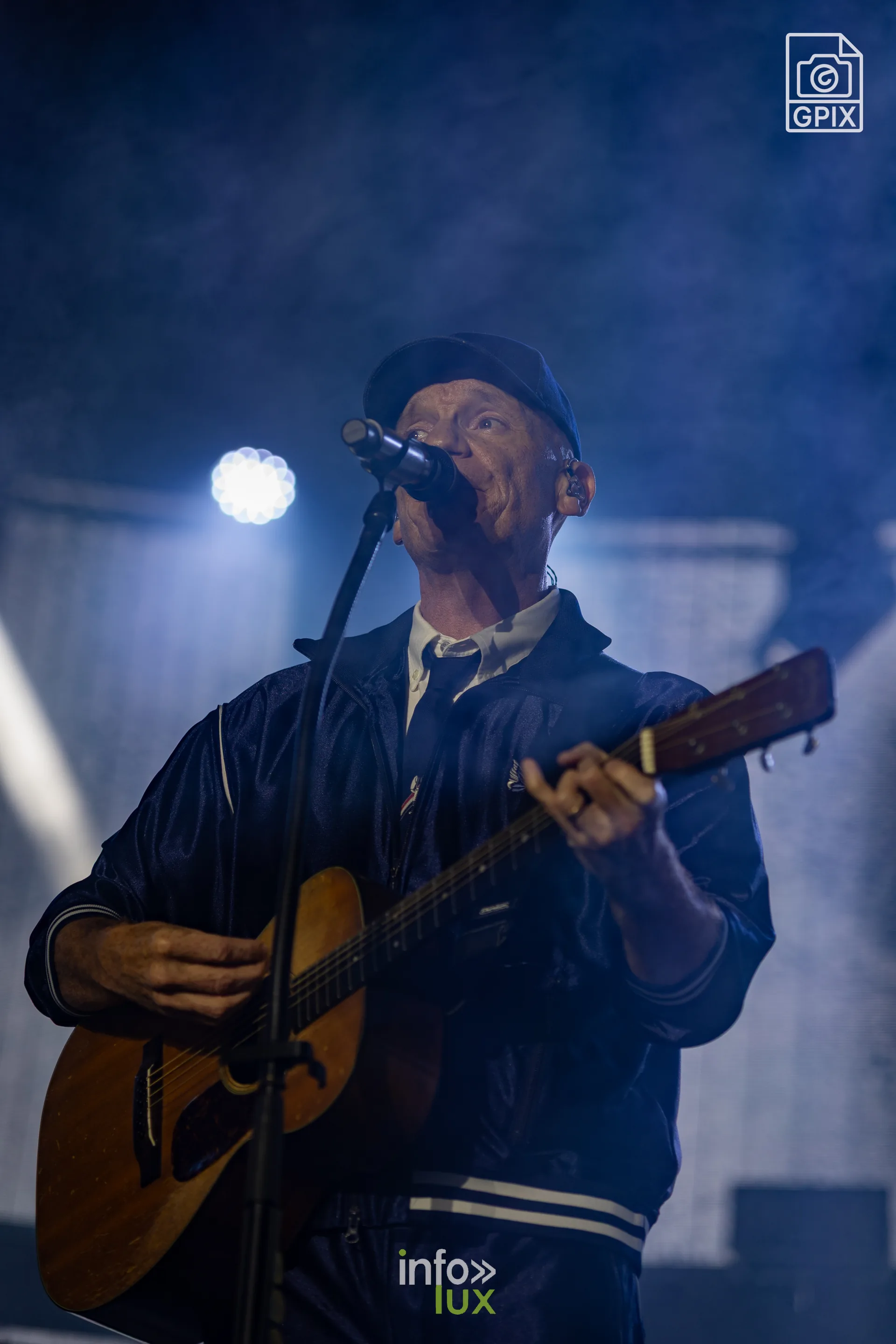 Gaëtan Roussel chante avec sa guitare acoustique