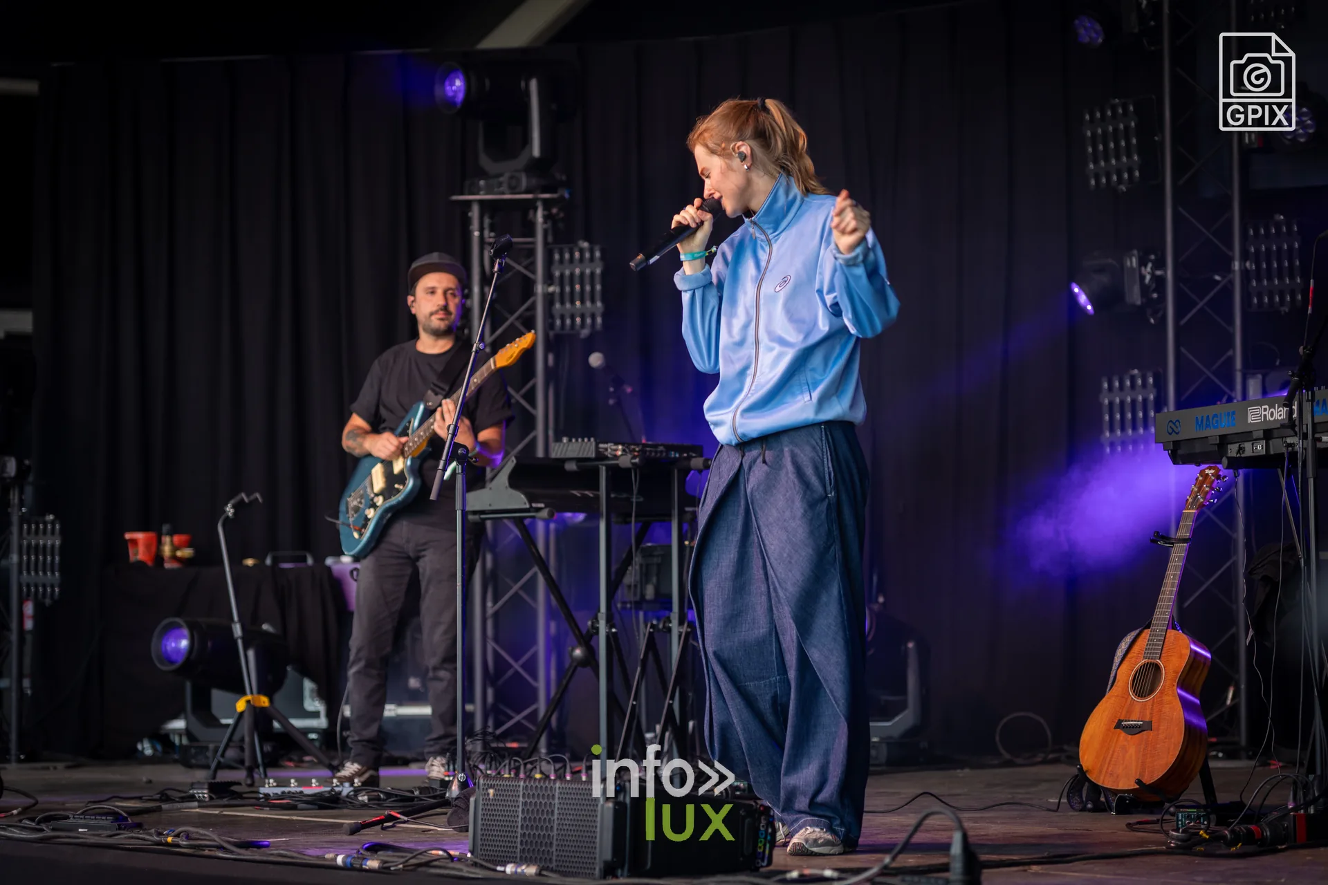 Maguie et son guitariste sur la scène de l'Escale