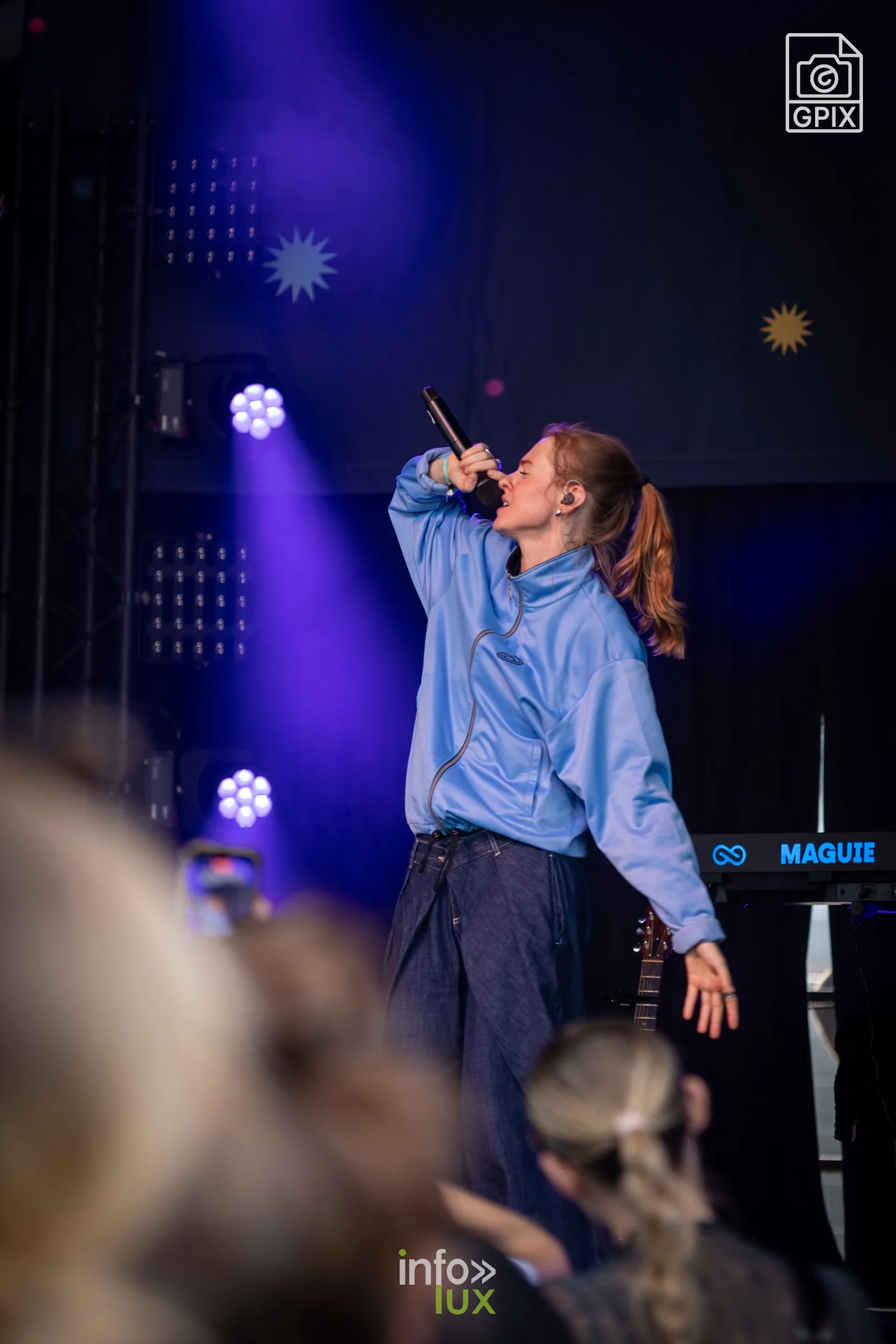 Maguie bras ouvert pendant son concert aux Solidarités