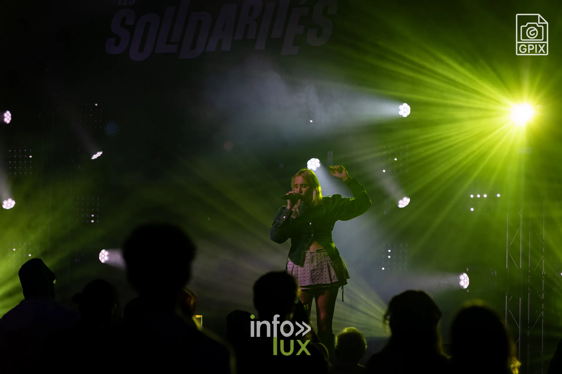 La scène baignée de lumières vertes pendant le concert de Millie Hopes
