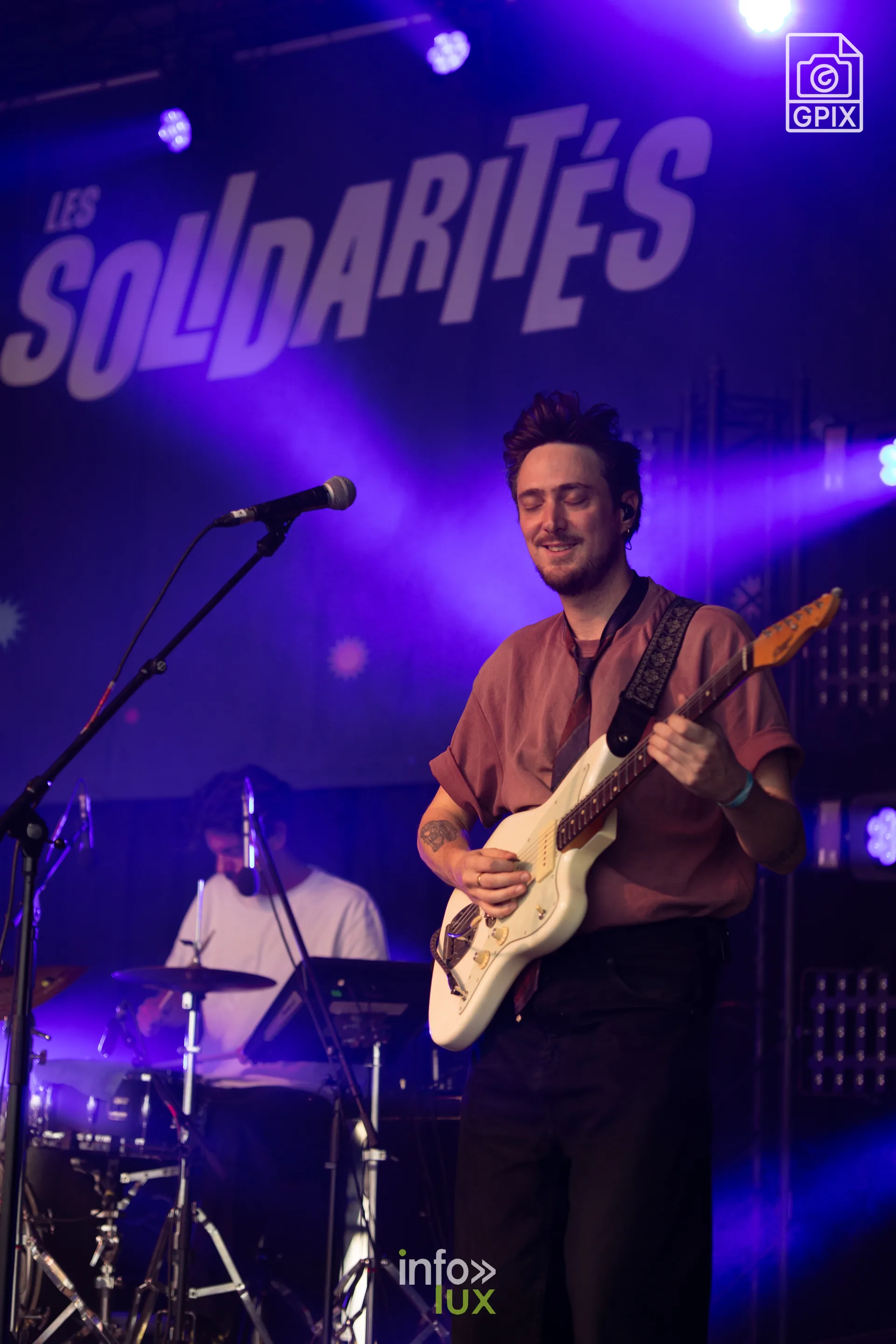 Un musicien du groupe ML à la guitare