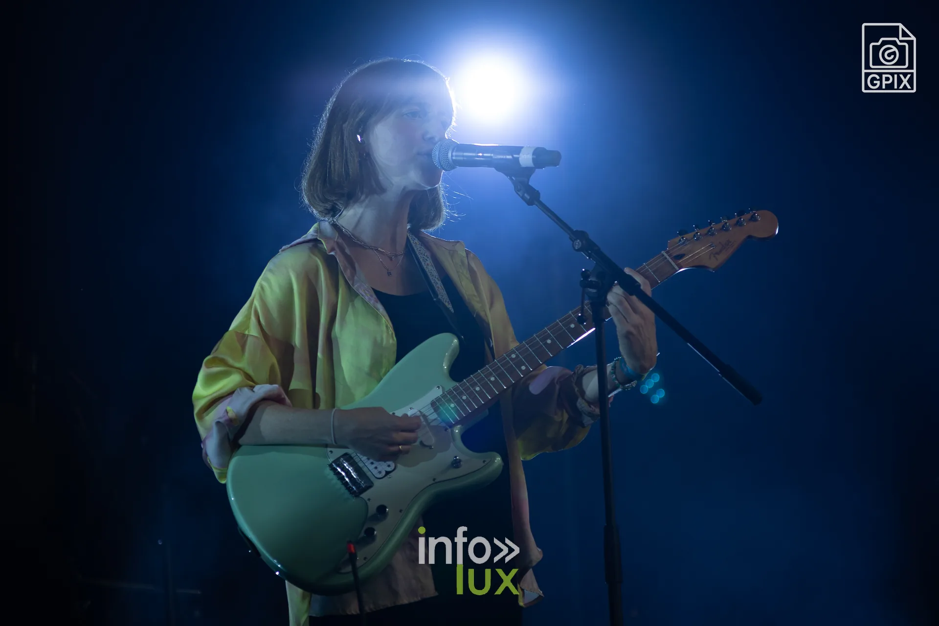 La chanteuse ML avec sa guitare électrique turquoise