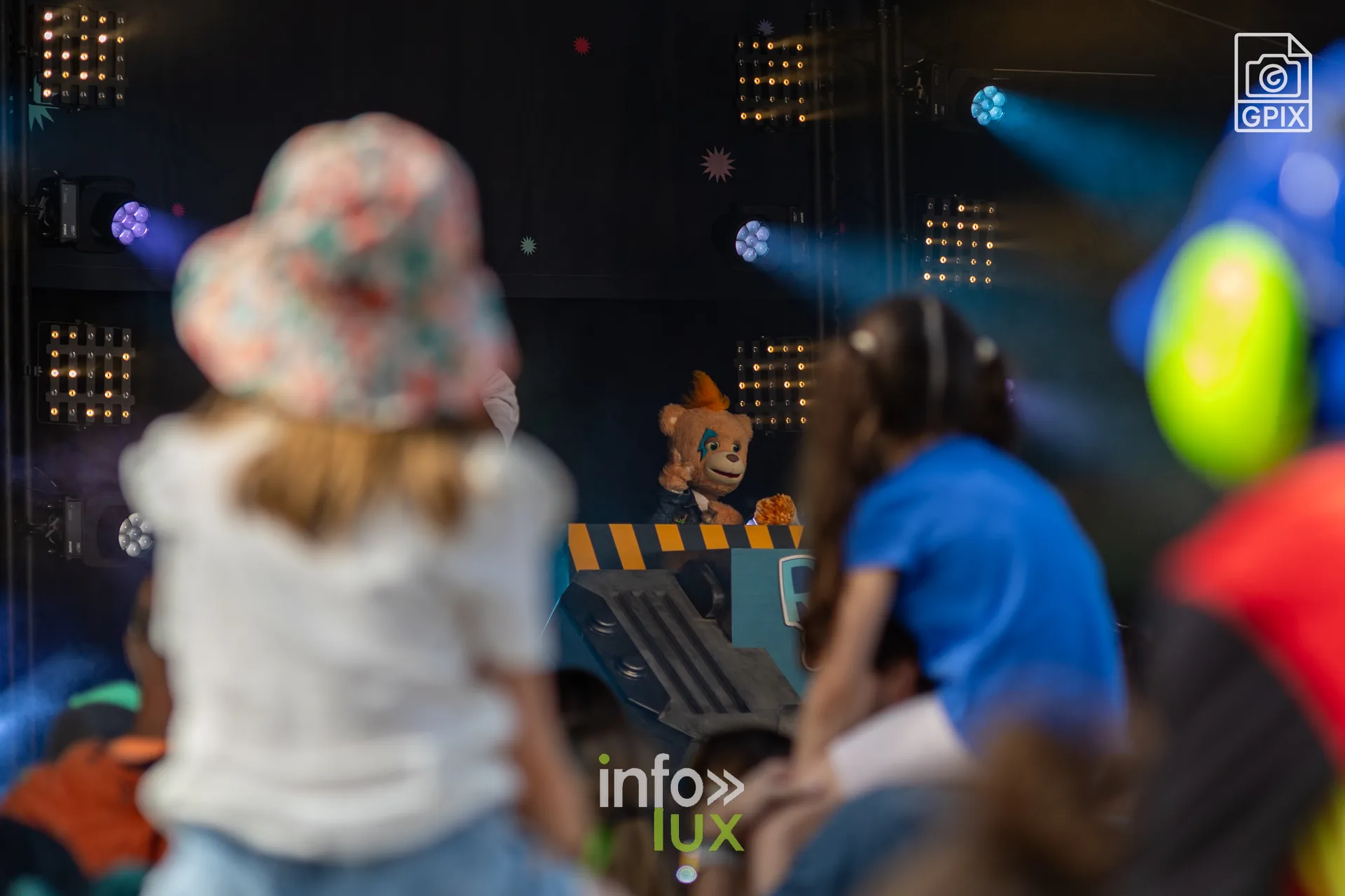 Des enfants devant le décor du spectacle Rocky & Lily