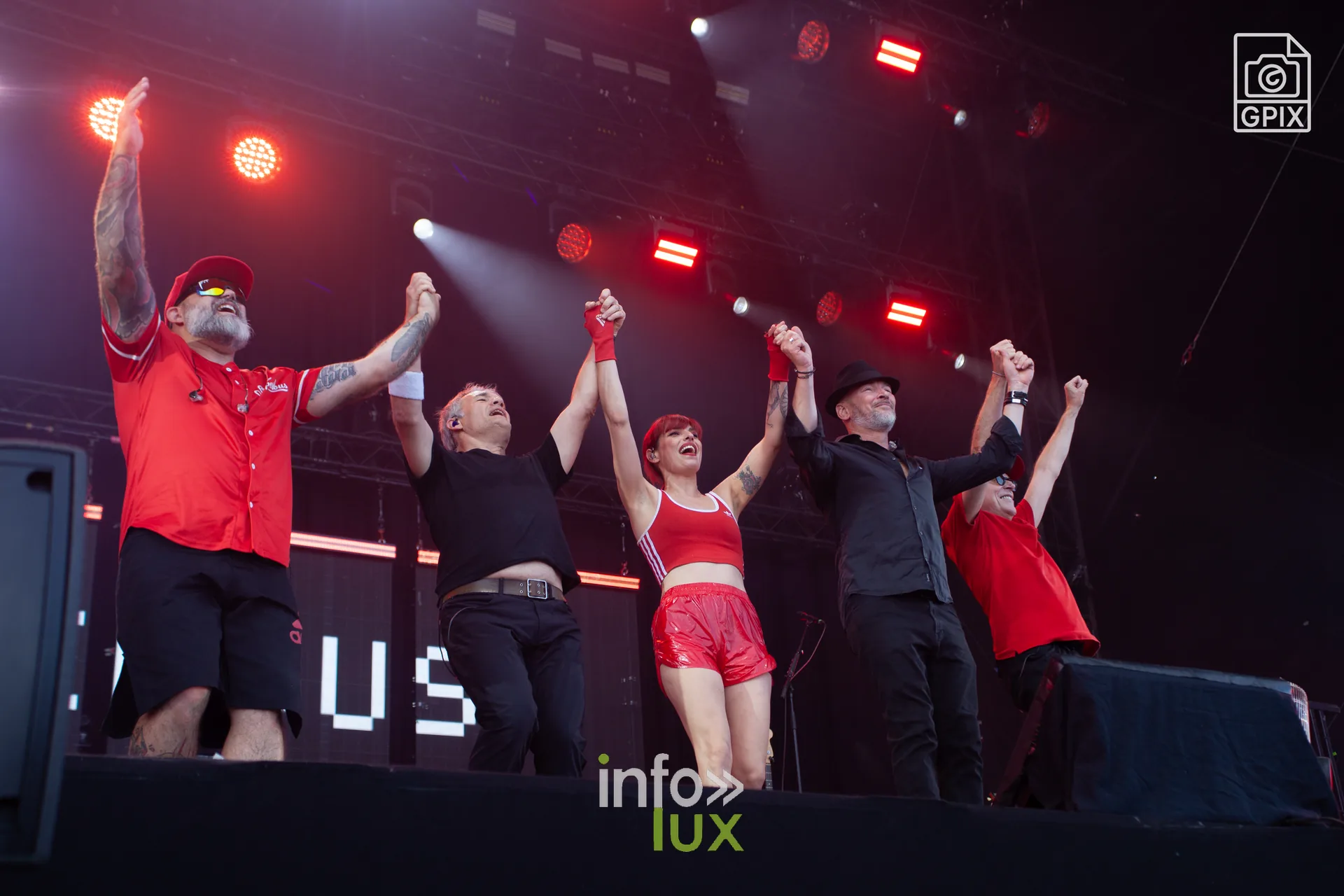 Les membres de Superbus saluent le public main dans la main