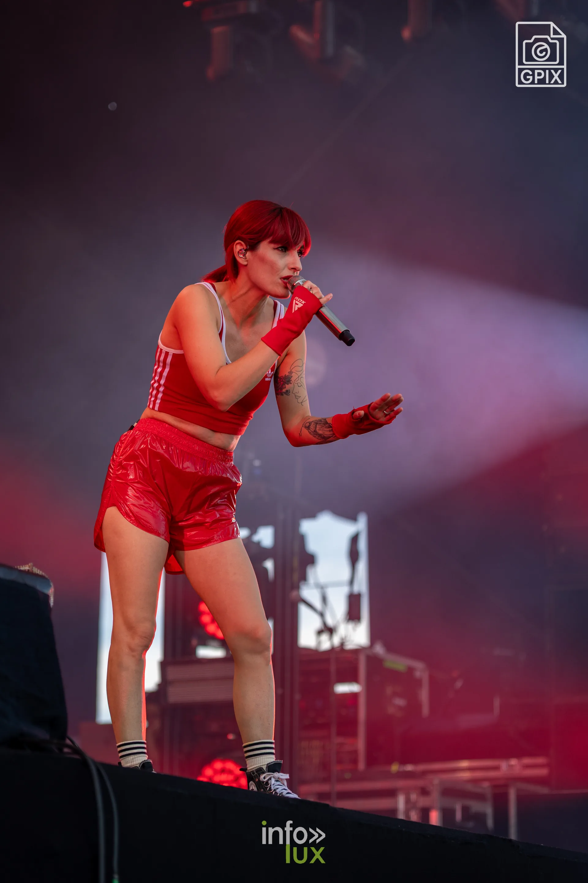 Jennifer Ayache en tenue rouge sur la grande scène