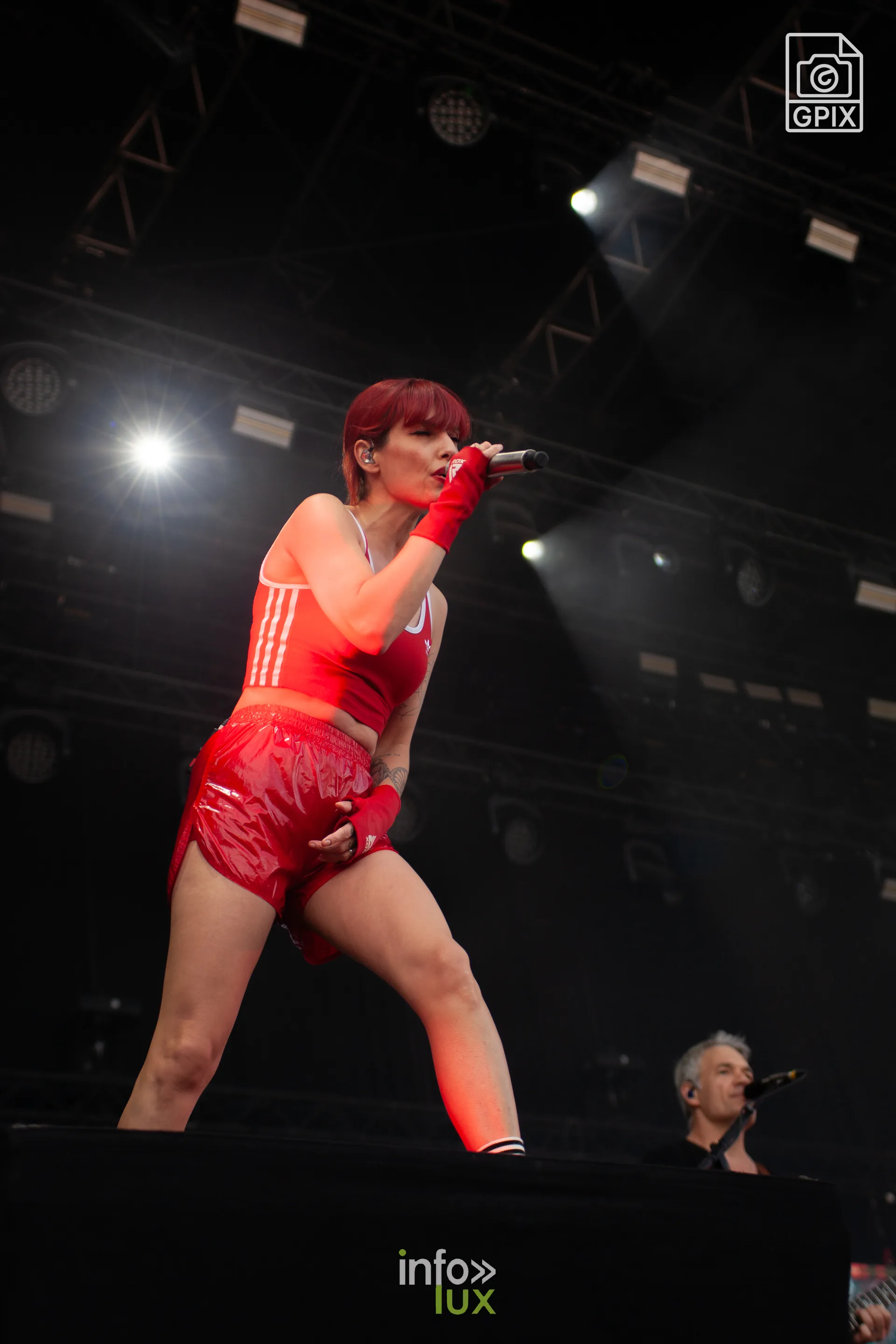 Jennifer Ayache jambe levée pendant le concert de Superbus