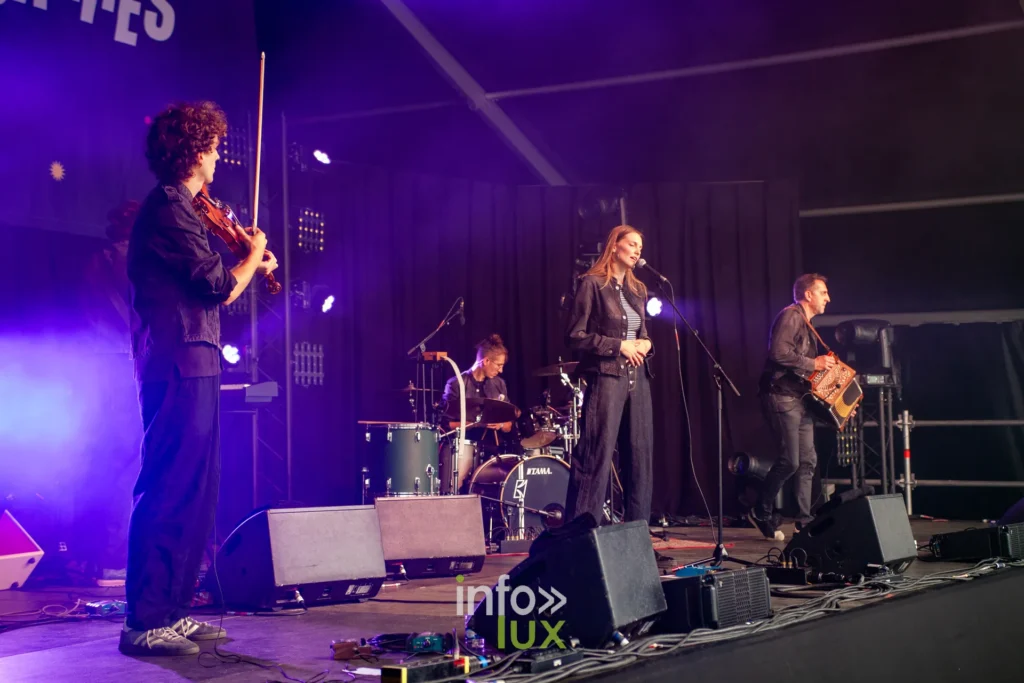 Alma Laloy et ses musiciens sur scene aux Solidarites 2026 a Namur