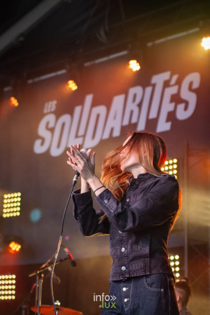 Alma Laloy devant le decor du festival Les Solidarites a Namur