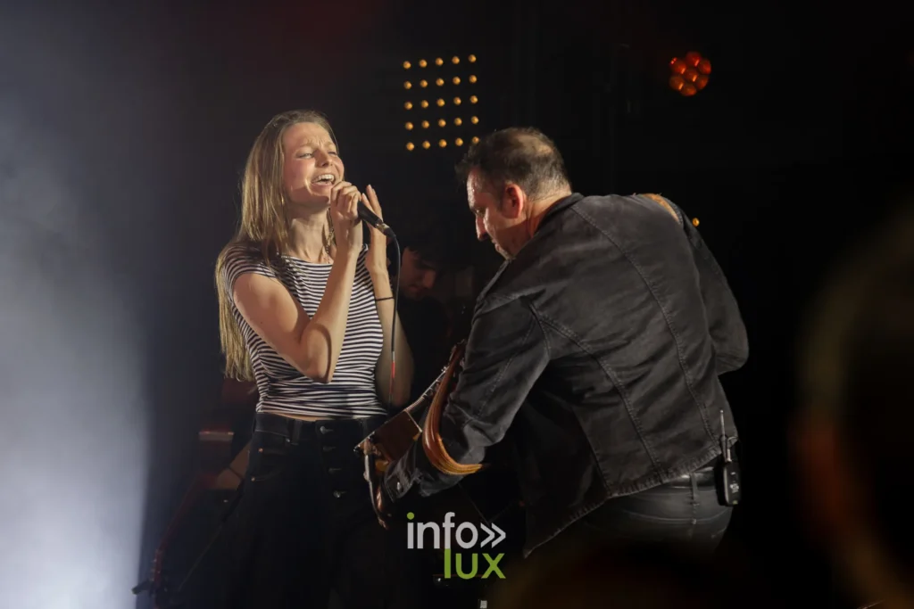 Duo au micro pendant le concert d Alma Laloy aux Solidarites 2026