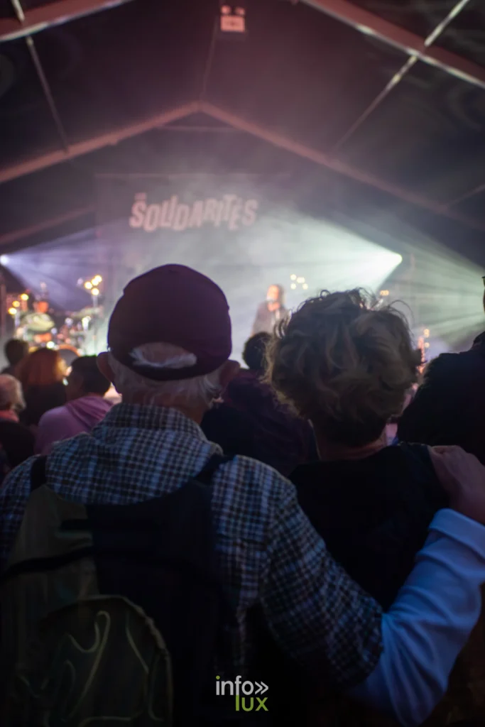 Public sous le chapiteau du festival Les Solidarites 2026 a Namur