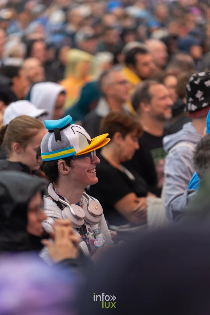 Festivaliers dans la foule des Solidarites 2026 a Namur