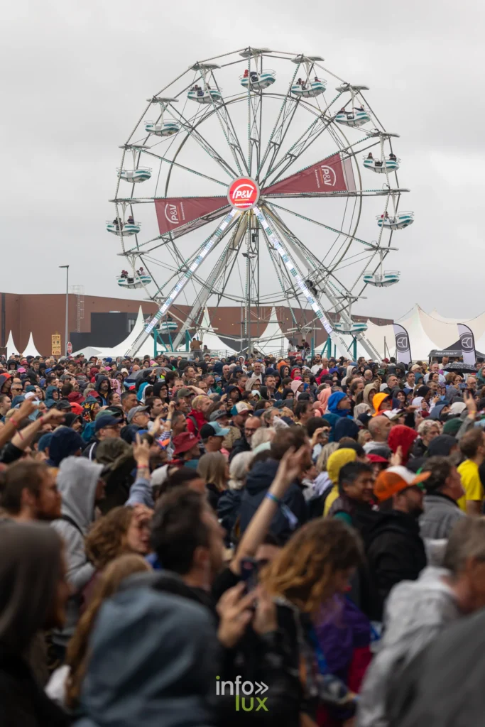 Foule et grande roue sous un ciel gris aux Solidarites 2026