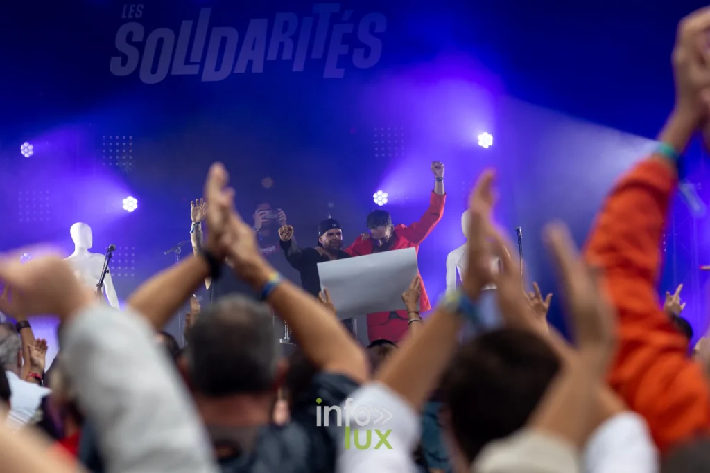 Public applaudissant le duo namurois Dresscode aux Solidarites 2026