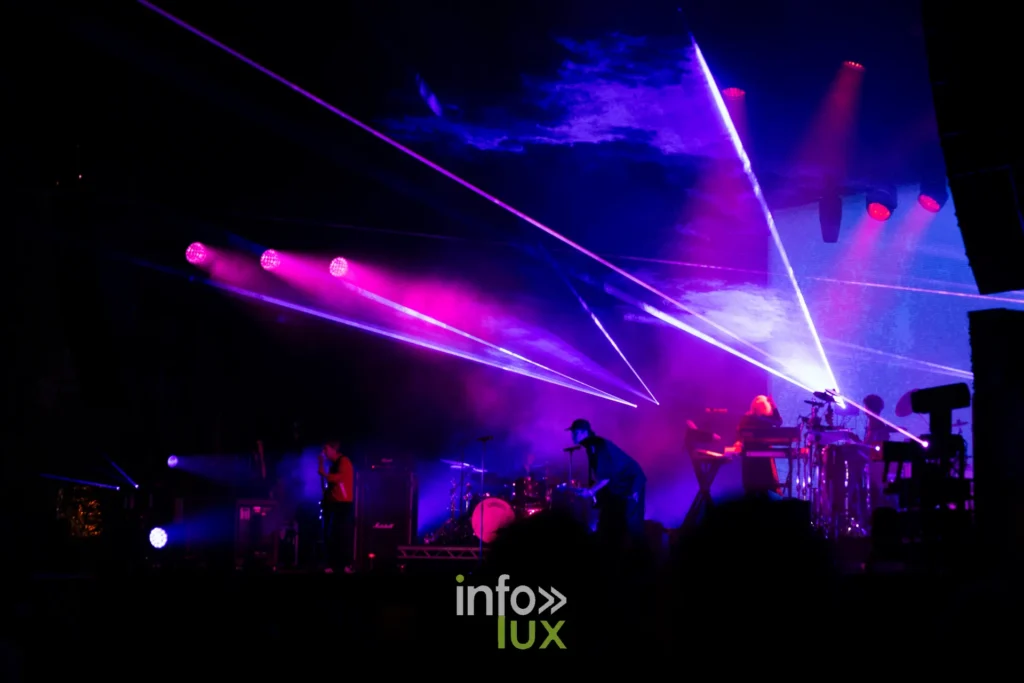 Lasers du concert de Faithless au-dessus de la plaine d Ecolys