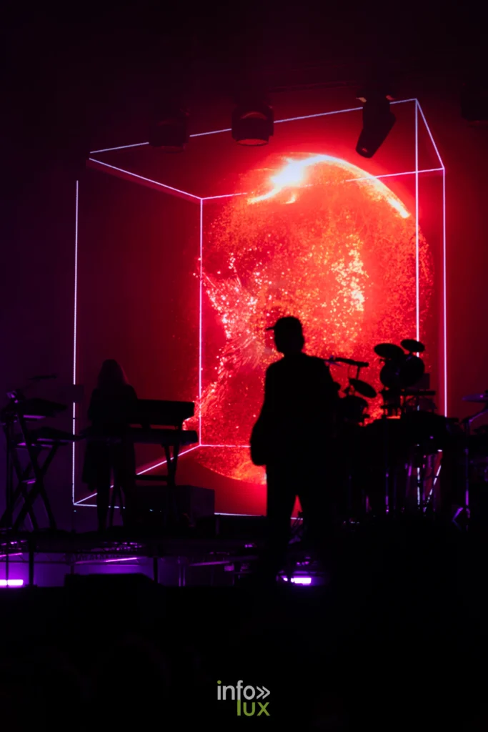 Decor lumineux du show de Faithless aux Solidarites 2026