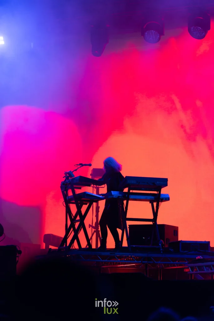 Claviers pendant le concert de Faithless aux Solidarites 2026