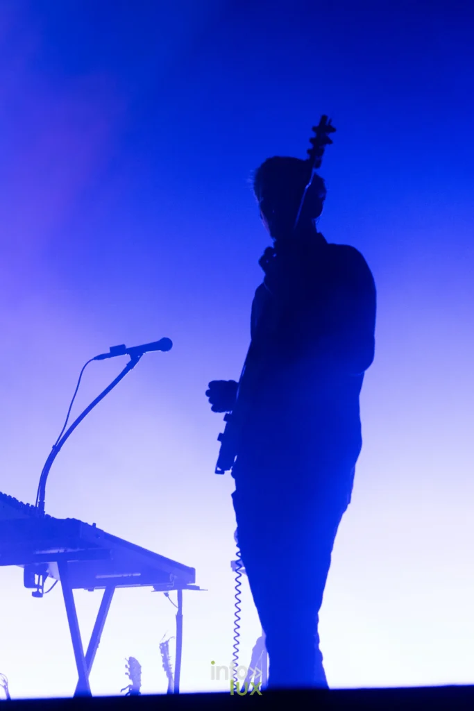 Silhouettes et fumee pendant le concert de Girls in Hawaii