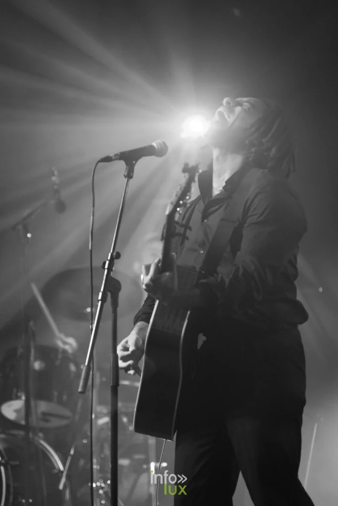 Portrait en noir et blanc d Innocnt en concert aux Solidarites 2026