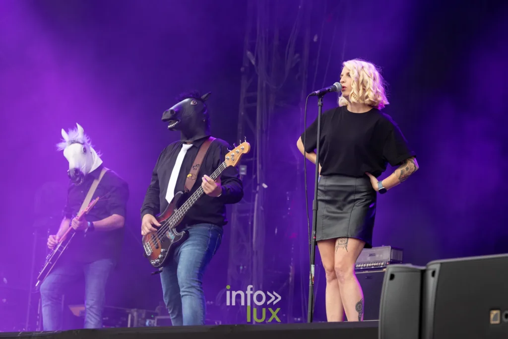 Josy and the Pony avec ses musiciens masques en chevaux aux Solidarites 2026