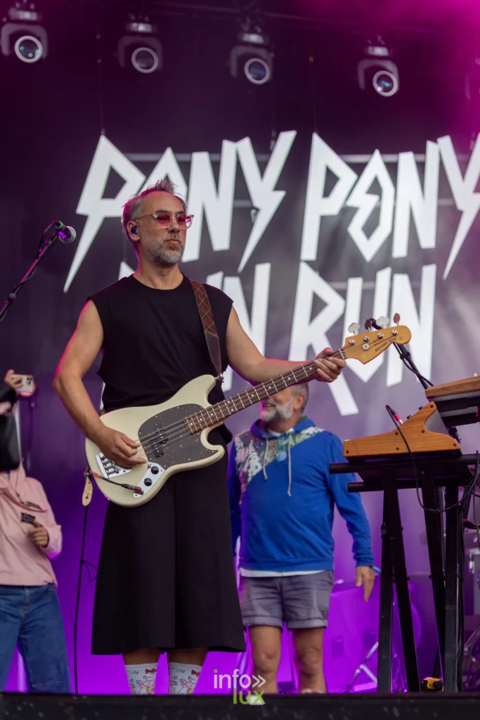 Bassiste de Pony Pony Run Run sur scene aux Solidarites 2026
