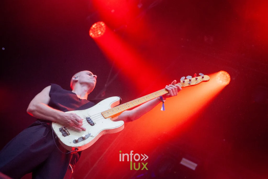Bassiste de Skip The Use sous les projecteurs rouges aux Solidarites 2026