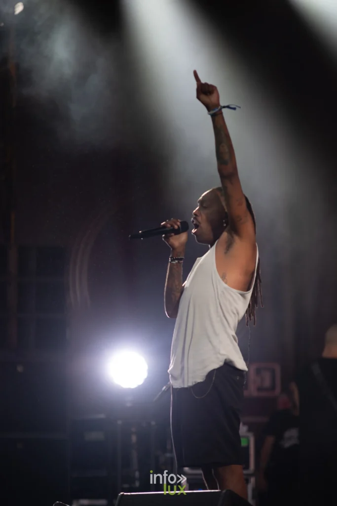 Artiste bras leve sur la scene P and V des Solidarites 2026