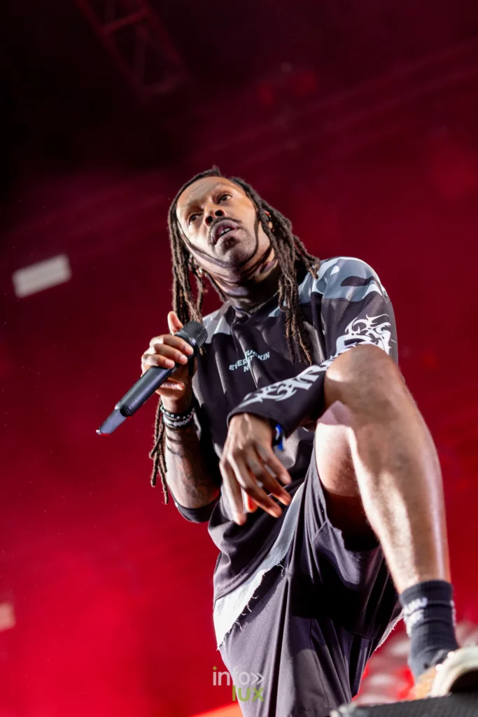 Mat Bastard chanteur de Skip The Use en concert aux Solidarites 2026