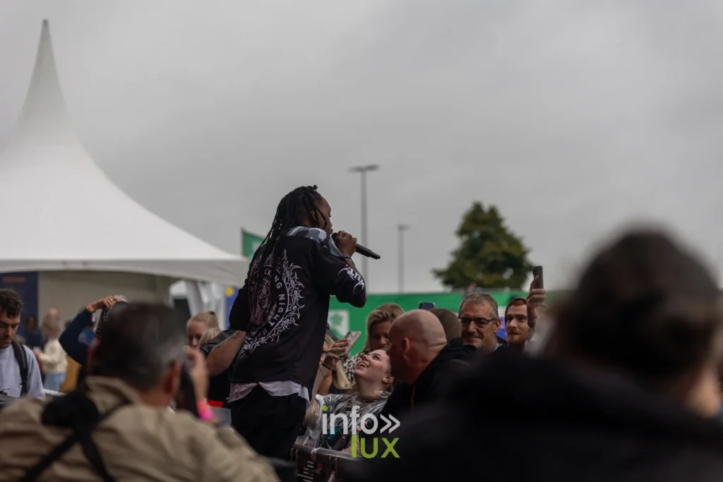 Mat Bastard au milieu des festivaliers aux Solidarites 2026 a Namur
