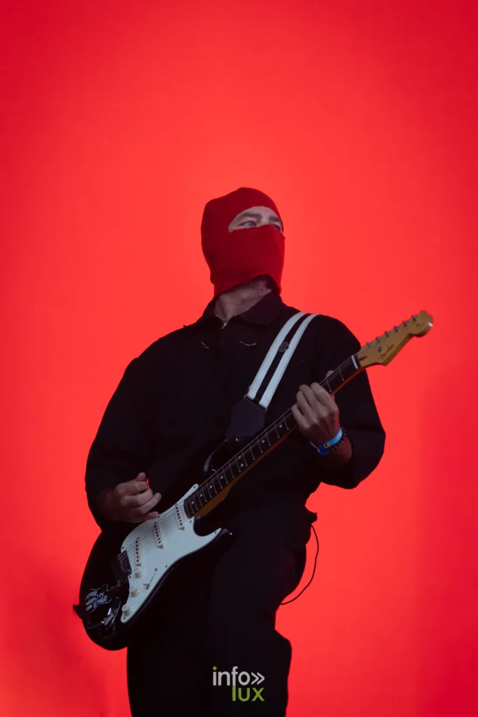 Guitariste de Skip The Use en concert aux Solidarites 2026
