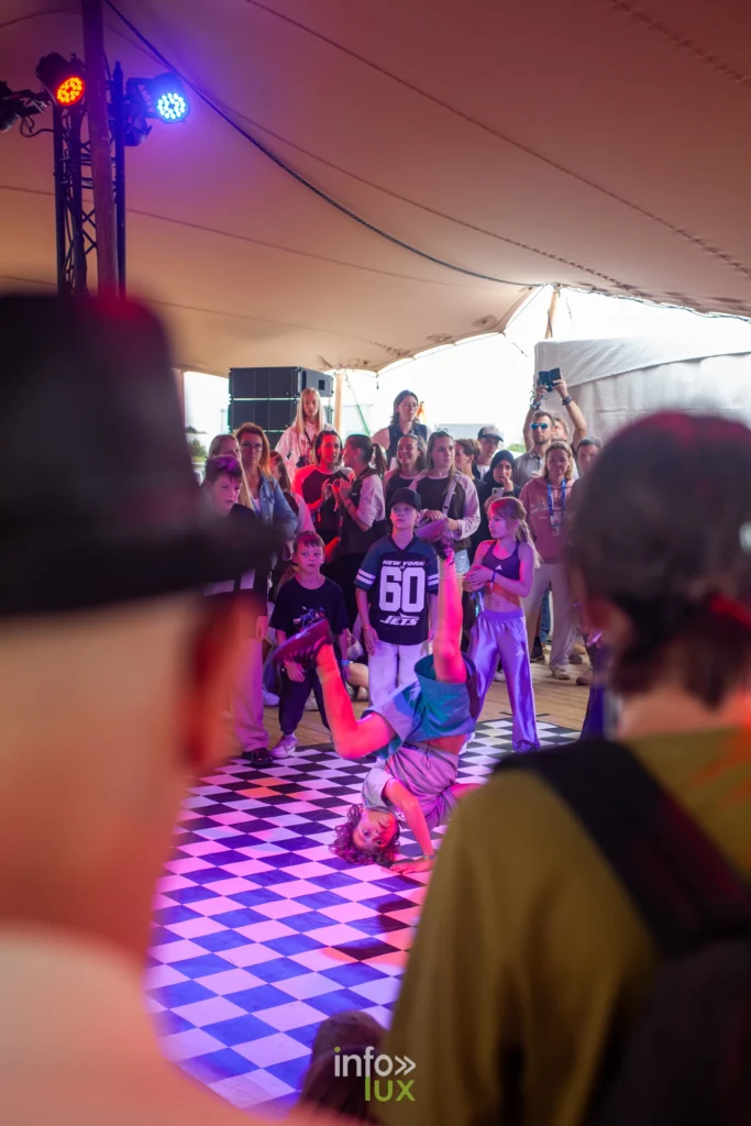 Demonstration de breakdance sous le chapiteau de l Urban Village
