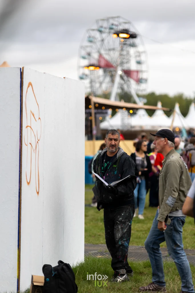 Panneaux de graffiti face a la grande roue aux Solidarites 2026