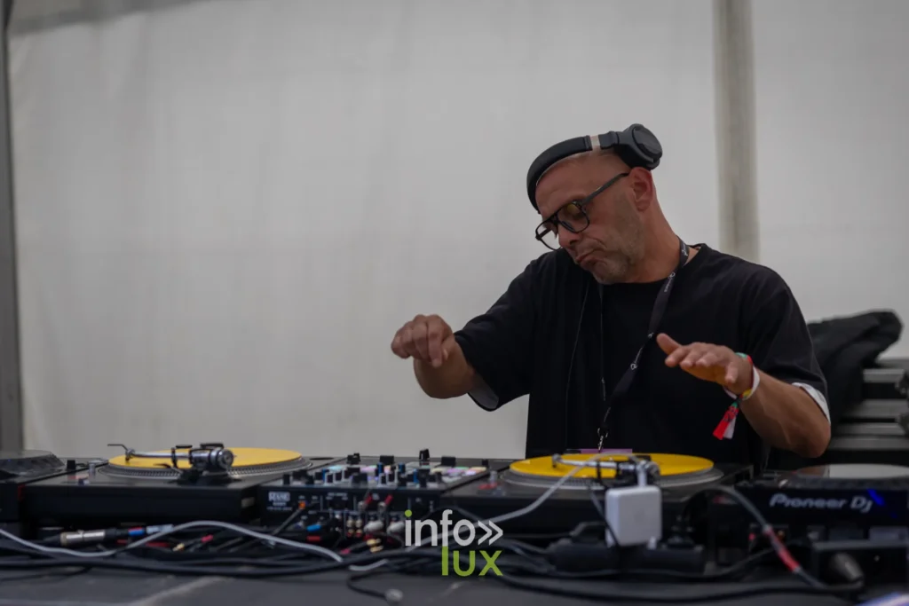 DJ aux platines a l Urban Village des Solidarites 2026