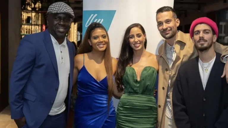 Stylistes et invités devant le kakémono de la Liège Fashion Week
