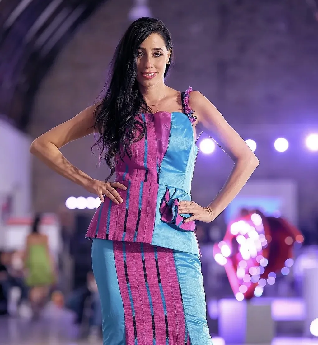 Mannequin en ensemble rose et bleu lors d'une édition de la Liège Fashion Week