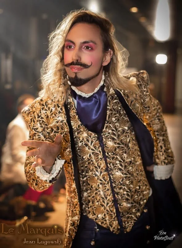 Mannequin en veste dorée et costume de marquis à la Liège Fashion Week