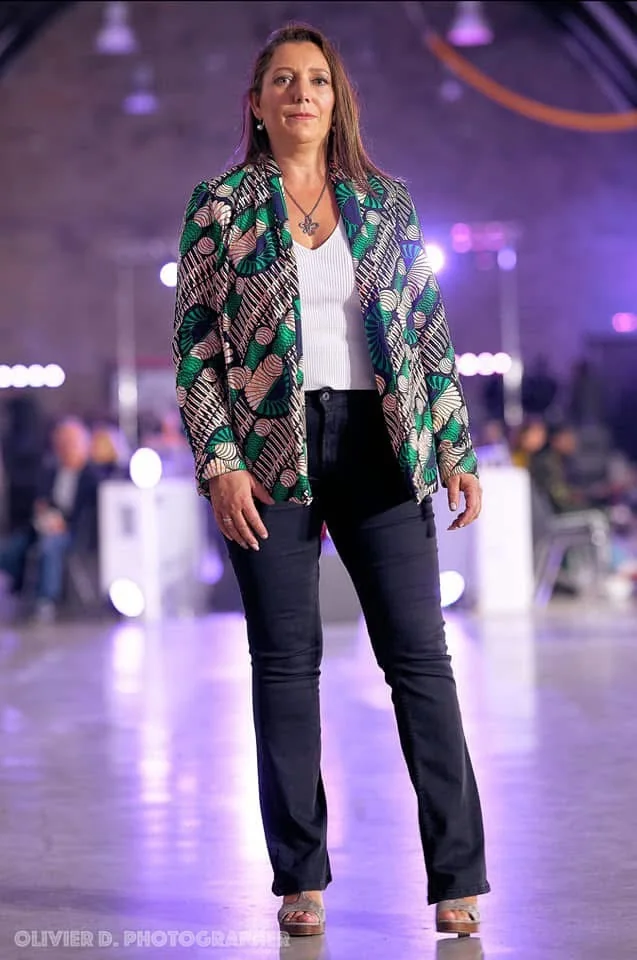 Créatrice en veste à motifs wax sur le podium de la Liège Fashion Week