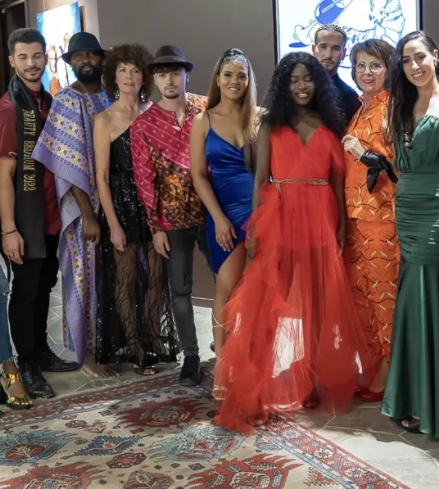 Stylistes et mannequins réunis après un défilé de la Liège Fashion Week