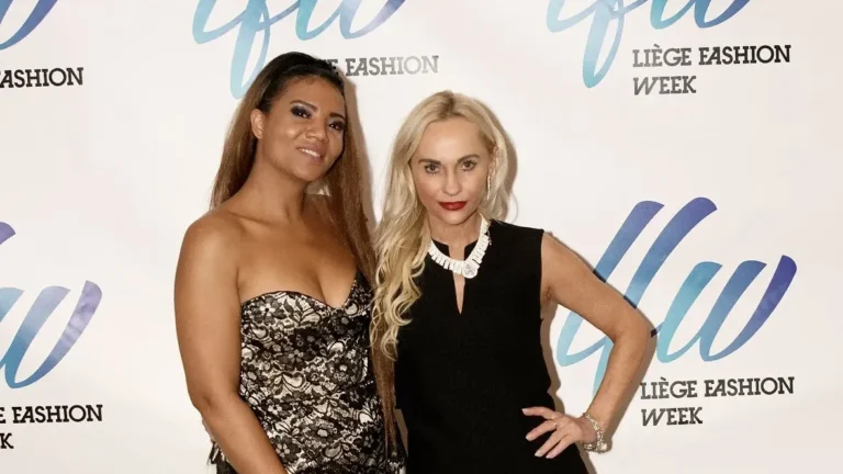 Deux invitées devant le mur de photos de la Liège Fashion Week