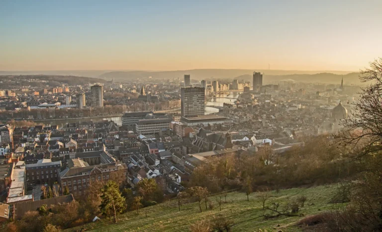 Panorama de Liège au coucher du soleil depuis les hauteurs, avec la vallée de la Meuse
