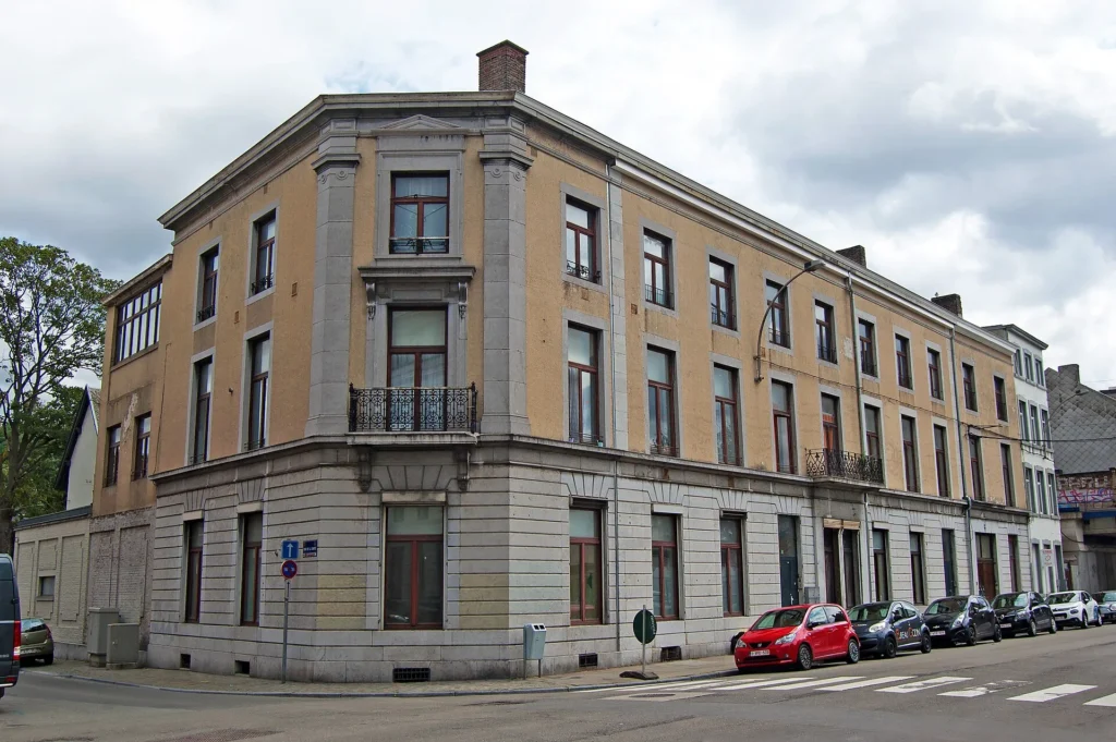 Angle de la rue Grétry et de la rue de la Limite à Liège, voitures stationnées